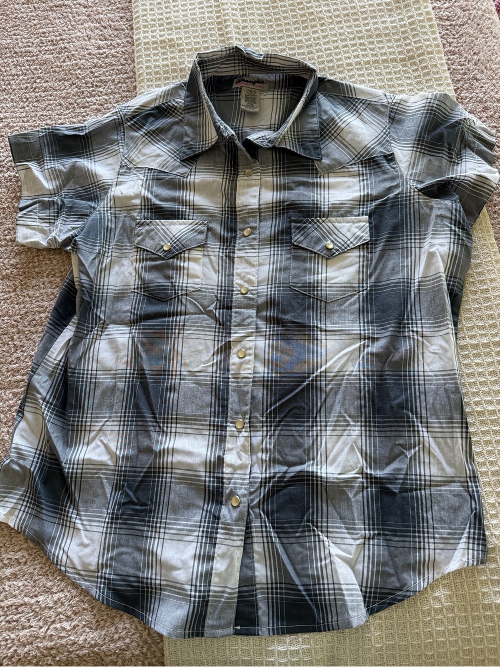 Women’s wrangler Plaid Button-Up Shirt - Red/White and Black/White. - Picture 11 of 12